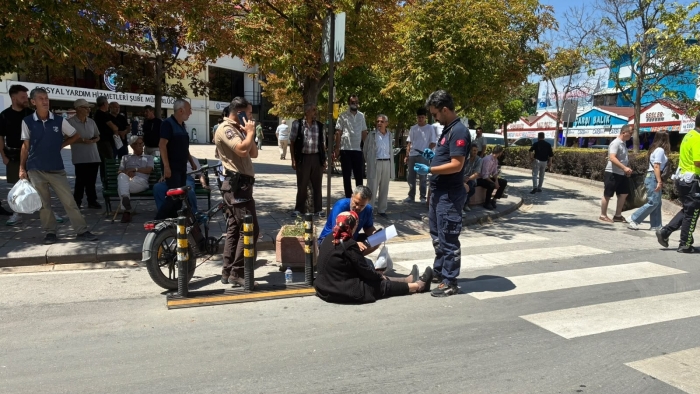 Ehliyetsiz sürücü yaya geçidinde kadına çarptı! Polis ve sağlık ekipleri olay yerine yürüyerek ulaştı